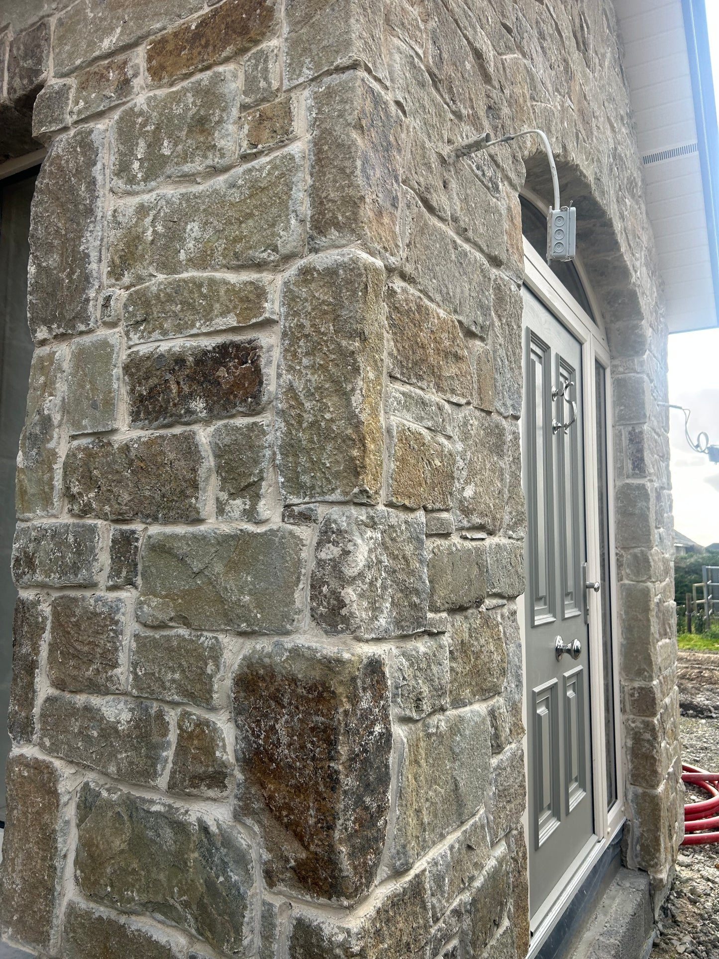 Old Salvage Brown Postman Pat Fieldstone 30mm Natural Stone Cladding & Corners /10m2 or LM on pallet / Free Delivery in Ireland