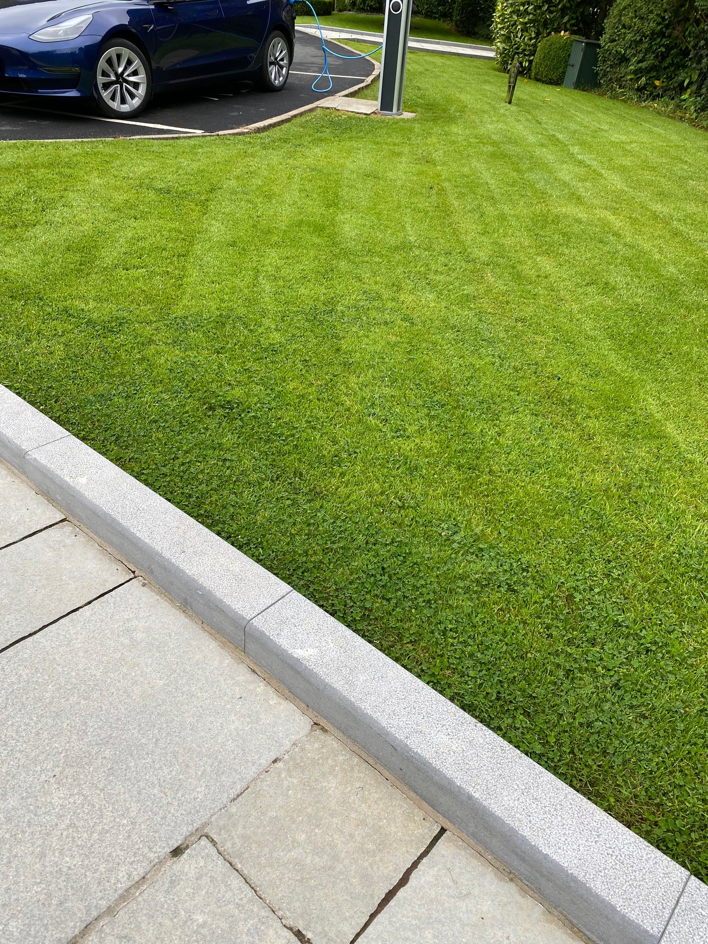 Kilkenny blue limestone sanded driveway kerbs ( 140mm x 80mm x 1000mm, chamfer 30mm x 40mm ), 10 linear meters on pallet / free delivery in Ireland