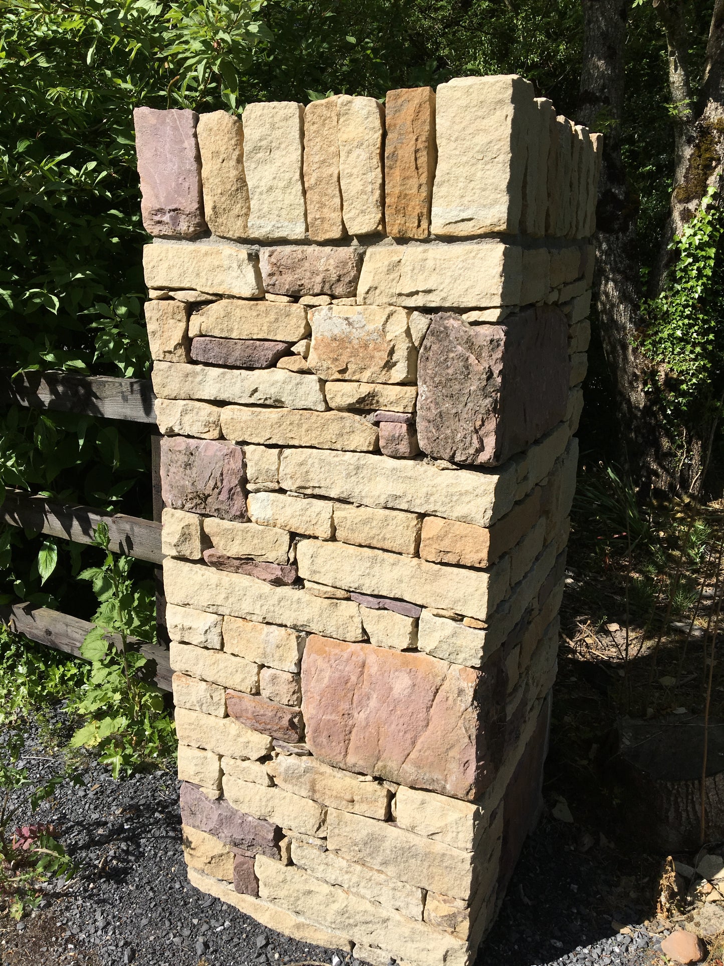 Clonmel Cream & Red Sandstone Mix Building Stone in Bulk Bags / Free Delivery in Ireland