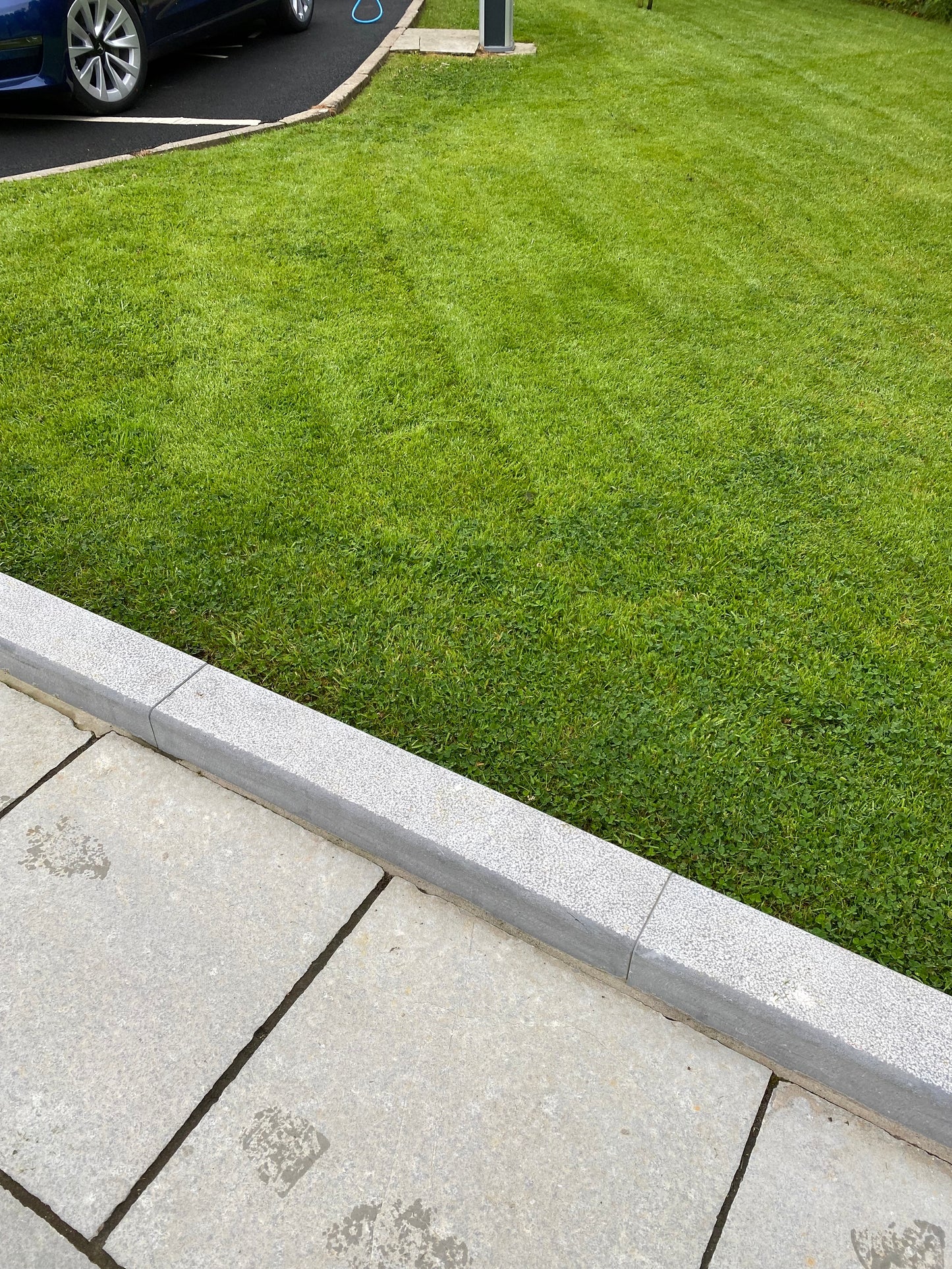 Kilkenny blue limestone sanded driveway kerbs ( 140mm x 80mm x 1000mm, chamfer 30mm x 40mm ), 10 linear meters on pallet / free delivery in Ireland