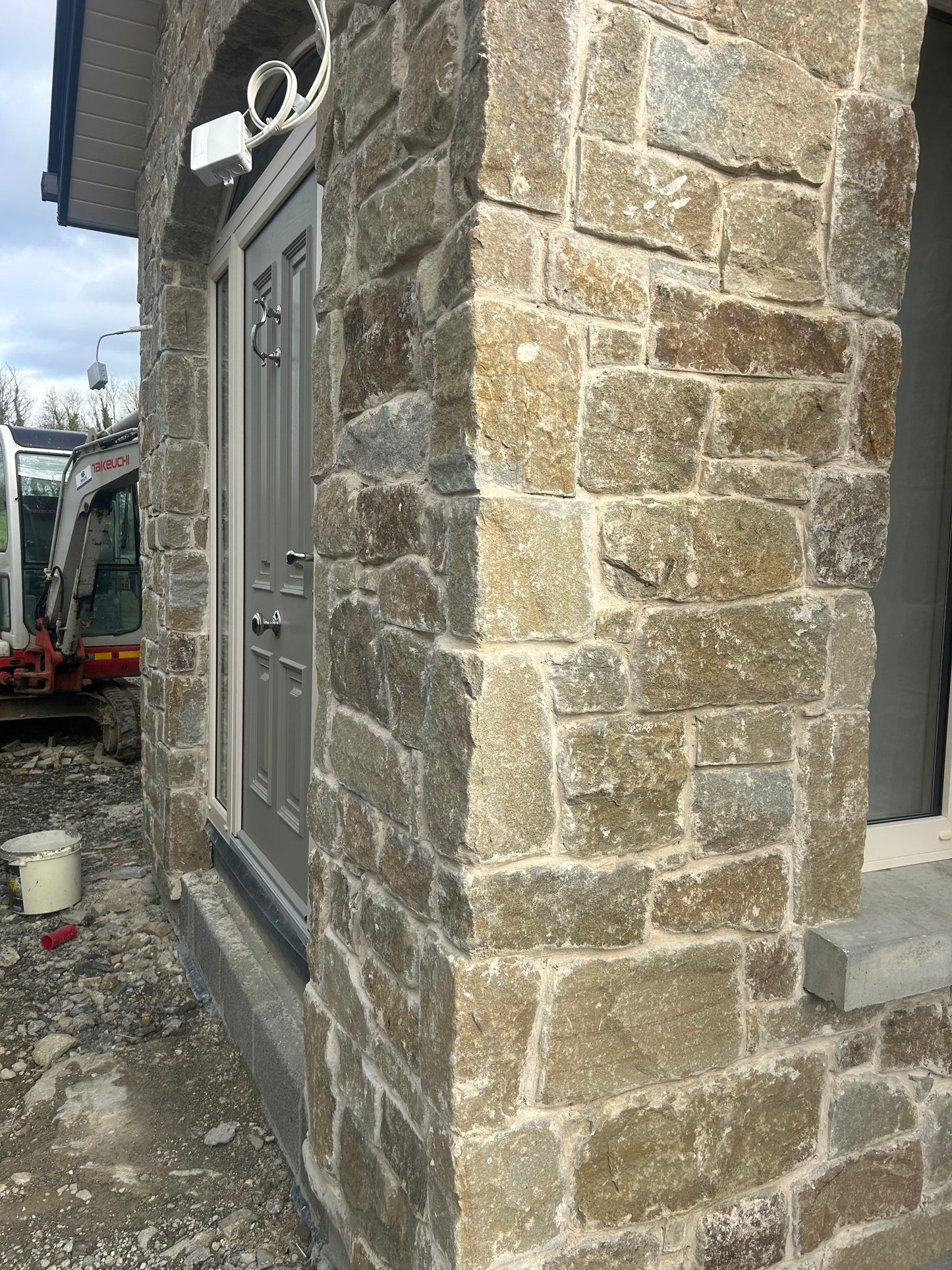 Old Salvage Brown Postman Pat Fieldstone 30mm Natural Stone Cladding & Corners /10m2 or LM on pallet / Free Delivery in Ireland