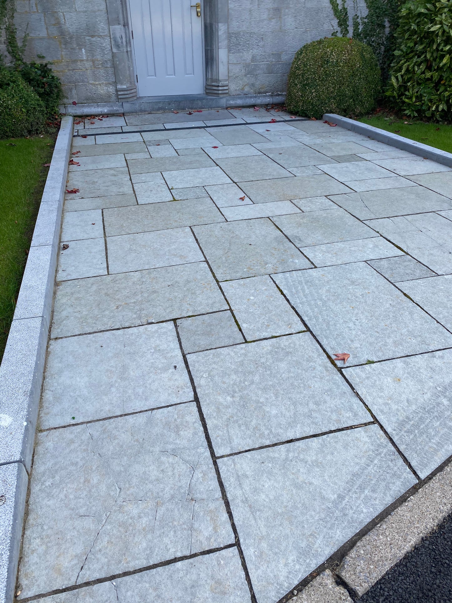 Miltown Blue Grey Limestone Flagstones x 5m2 on pallet / Free Delivery in Ireland