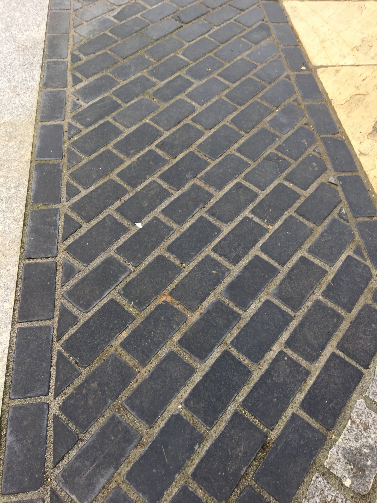 Valentia Black Limestone Cobblestone Setts 200mm x 100mm x 60mm x 5m2 Bulk Bag / Free Delivery in Ireland