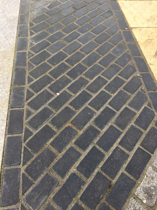 Valentia Black Limestone Cobblestone Setts 200mm x 100mm x 60mm x 5m2 Bulk Bag / Free Delivery in Ireland