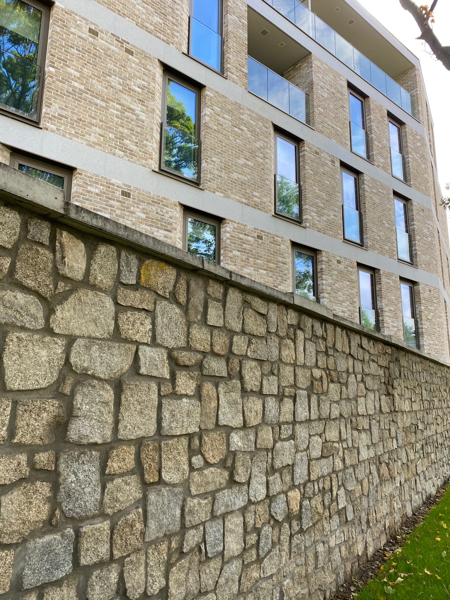 Wicklow Oatmeal Granite Random Cladding 30mm Pallet 10m2