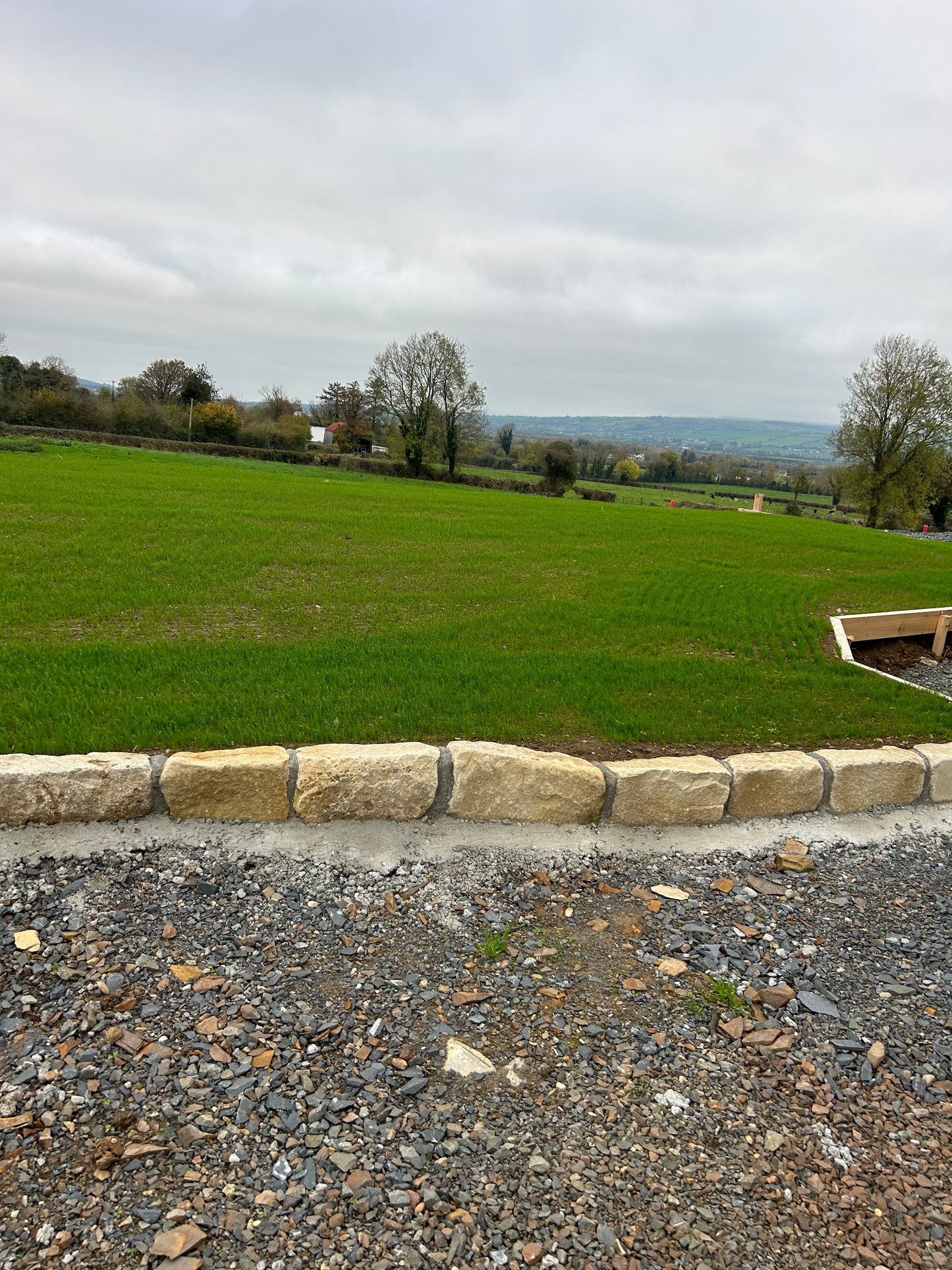 Donegal Cream Large Driveway Kerbs 7-8" High 15m Bulk Bag